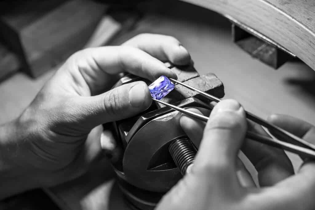 Local Singapore bespoke and customised Jeweler. Customised coloured gemstone Sapphire, Ruby, Emerald, Spinel, Paraiba Tourmaline, Tanzanite and diamond with wedding engagement ring, wedding bands, earring and pendant jewellery. 