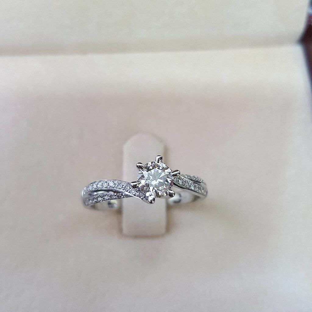 customised diamond ring