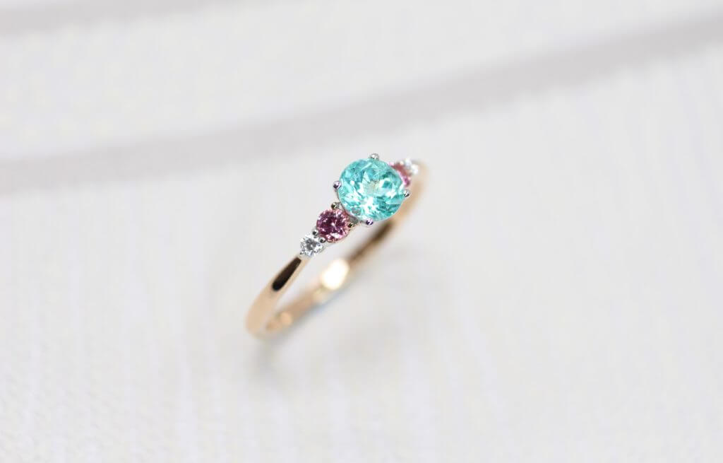 Paraiba Tourmaline Wedding Proposal Ring with rare coloured gemstone paraiba and spinel diamond. Customised wedding ring in Singapore | Private Jewellery in customised wedding jewellery