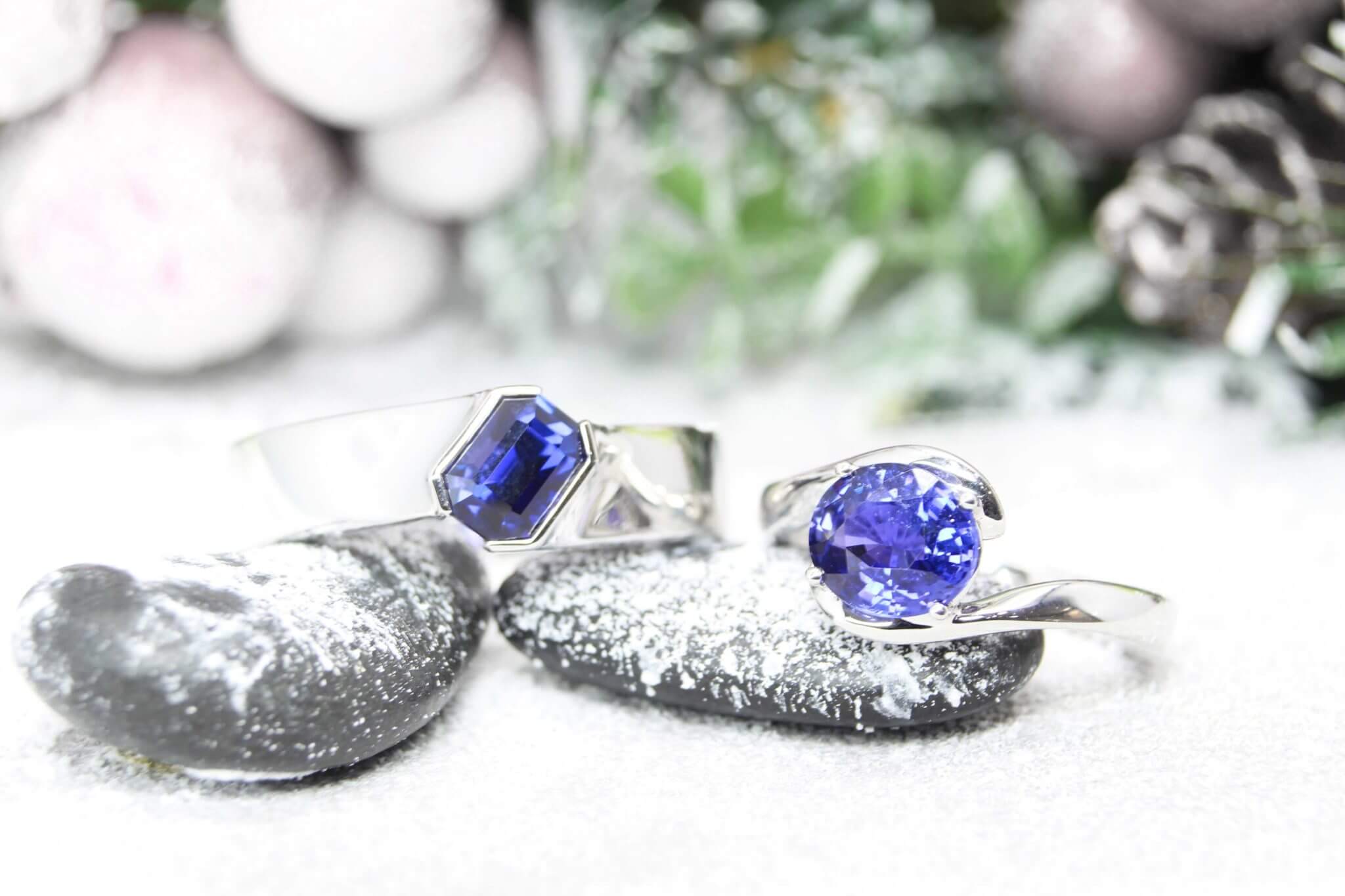 Customised Anniversary wedding bands with colour change sapphire gemstone; blue to violet, looking for a unique wedding bands customised with gemstone for anniversary | Singapore Local Private Jeweller in custom made unique wedding ring and anniversary ring