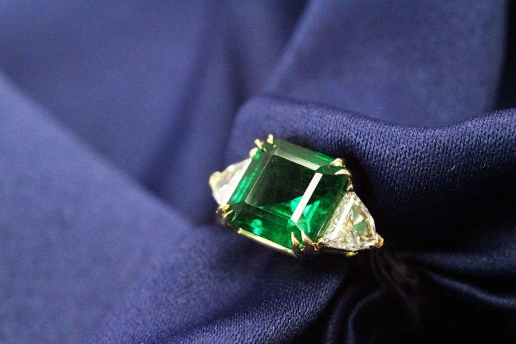Emerald No Oil Ring is the rarest of rare gemstone with vivid green shade, this emerald originate from Zambian is the top 3% of emerald mined. Customised this emerald in a trilogy ring design | Local Singapore Jeweller in fine jewellery with natural coloured gemstone