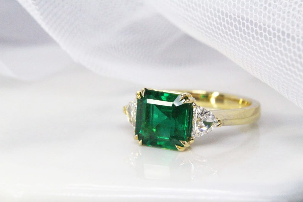 Emerald with "No Oil" is the rarest of rare gemstone with vivid green shade, this emerald originate from Zambian is the top 3% of emerald mined. Customised this emerald in a trilogy ring design | Local Singapore Jeweller in fine jewellery with natural coloured gemstone