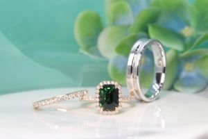 Teal Sapphire Wedding Rings, Blue green sapphire colour shade sapphire gemstone customised with halo diamond. Wedding bands is crafted in platinum gold and rose gold diamond bands | Local Singapore Custom made Jeweller in unheated sapphire gemstone and wedding jewellery