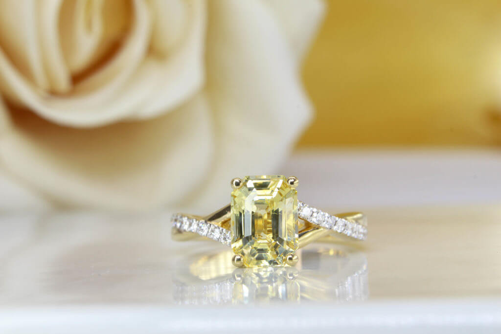 Yellow sapphire engagement ring in yellow gold. Rose gold Yellow Sapphire & Platinum wedding Band. Wedding jewelry with sapphire gemstone and Platinum.