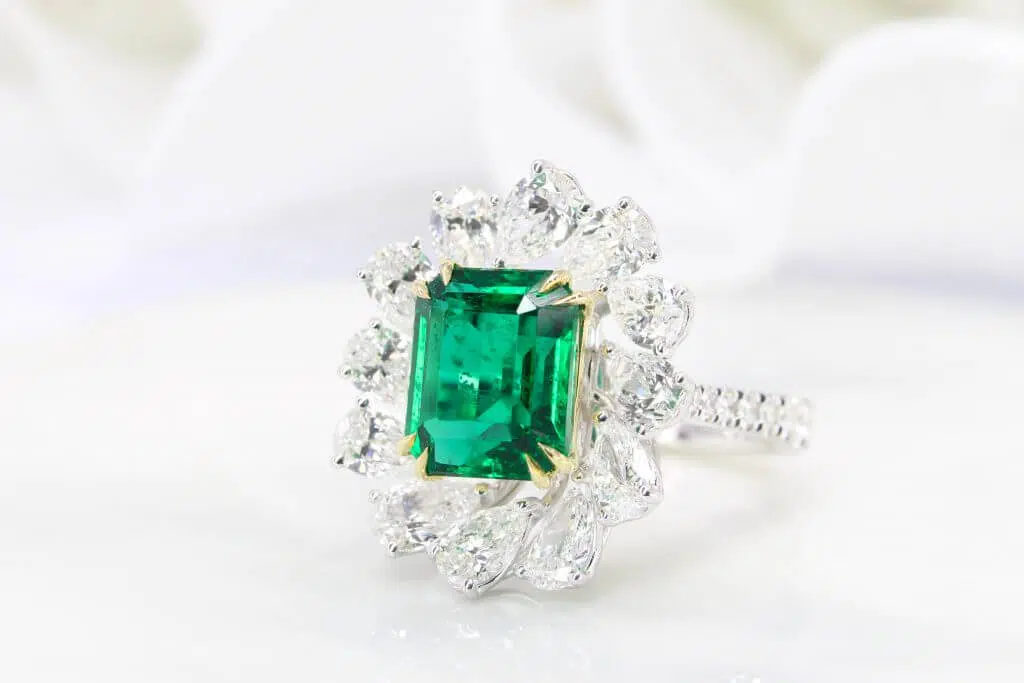 High Jewelry - Emerald Ring with diamond with finest quality emerald gemstone