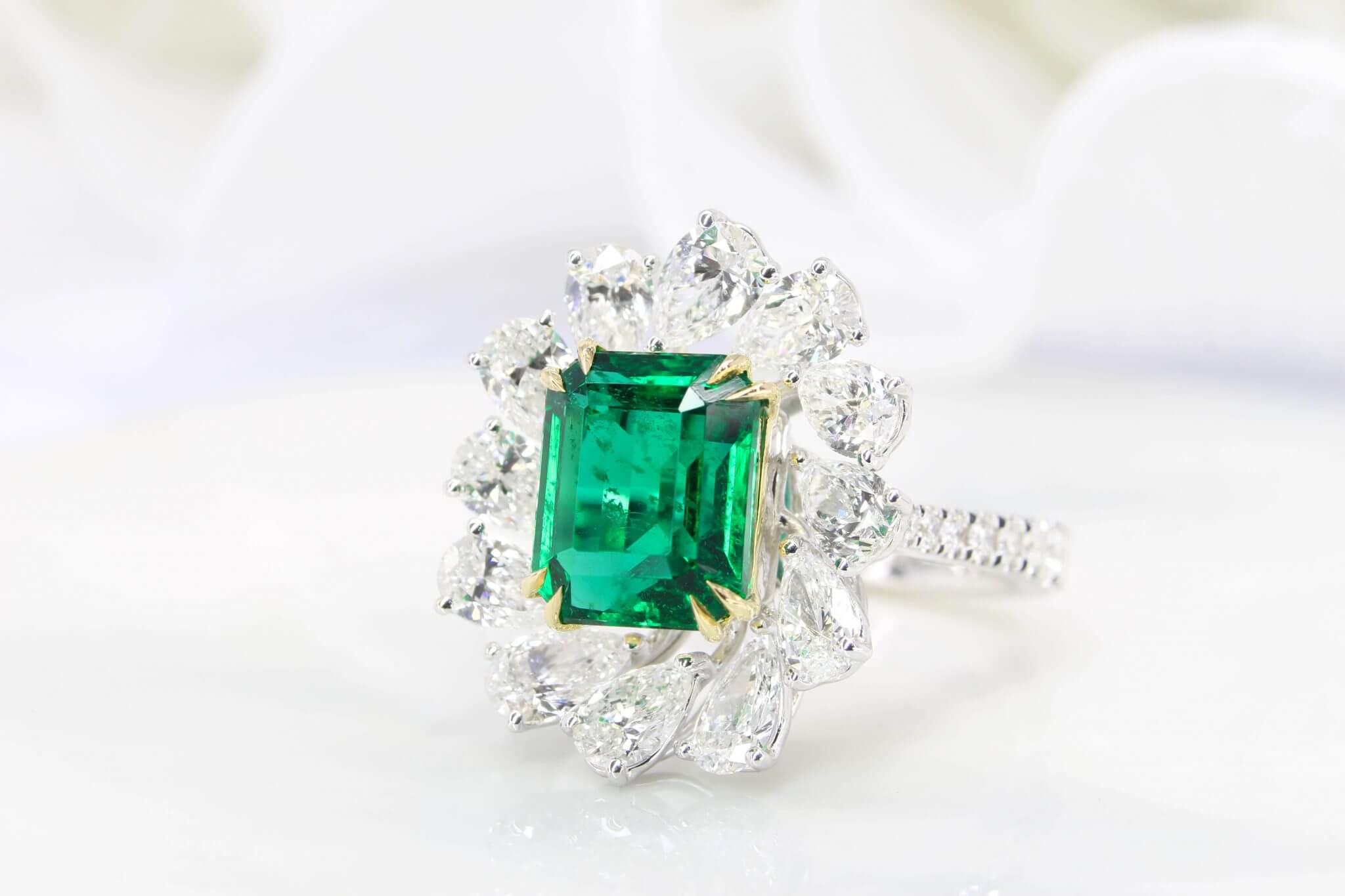 High Jewelry Emerald - Bespoke Fine Jewelry With Emerald Gem