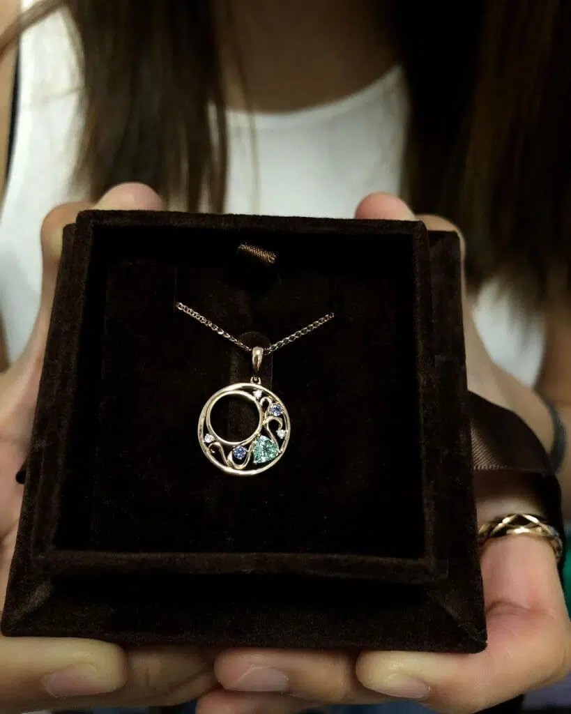 Fairytale Pendant Jewellery, features a bluish-green shade and resembles the shade of the dress which Princess Jasmine adorns. This magical pendant draws inspiration from Middle-Eastern and Arab structures. Customised fine jewellery with unique fairytale design.