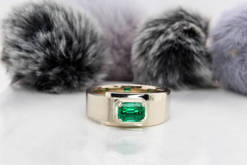 Modern men's ring with insignificant oil emerald fine quality ring