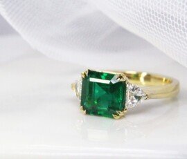 Emerald with "No Oil" is the rarest of rare gemstone with vivid green shade, this emerald originate from Zambian is the top 3% of emerald mined. Customised this emerald in a trilogy ring design | Local Singapore Jeweller in fine jewellery with natural coloured gemstone