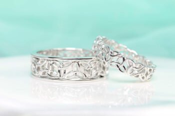 This is one of a kind wedding band which the couple would cherish forever. Elegance and modern in design, this subtle wedding band features intricate artwork that is nothing less than exceptional | Local Singapore Private Jeweller In Customised Wedding Bands